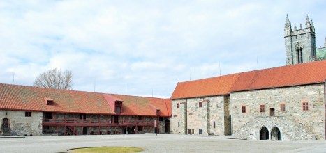 Двор архиепископского дворца у собора Нидаросдомен в Тронхейме