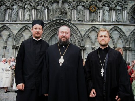 У собора Нидаросдомен в Тронхейме: игумен Климент, епископ Архангельский и Холмогорский Тихон, иерей Александр Волохань