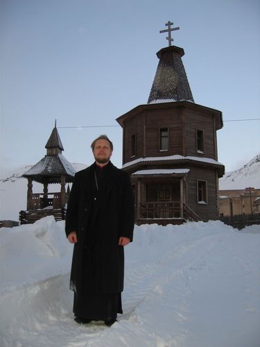 небольшая православная часовня в центре поселка в память о погибших в 1996 году в авиакатастрофе самолета Ту-154 у горы Операфьеллет (фото 2008г)