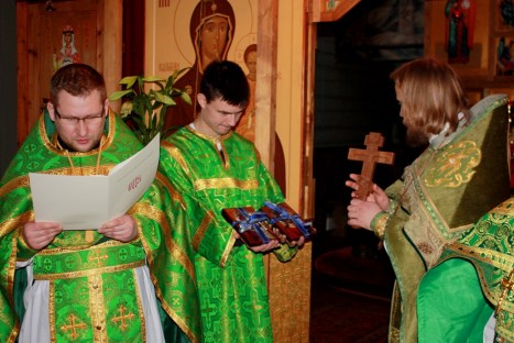 Иерей Ириней зачитывает поздравления с престольным праздником и годовщиной хиротонии от благочинного игумена Климента и прихода святой княгини Ольги в Осло