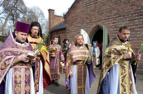 Крестный ход у приходского храма Христа Спасителя в Осло в день празднования Входа Господня в Иерусалим