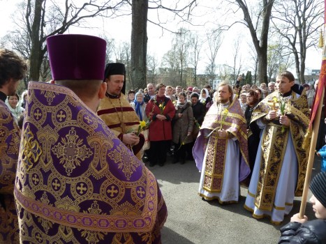 Соборная молитва у стен храма