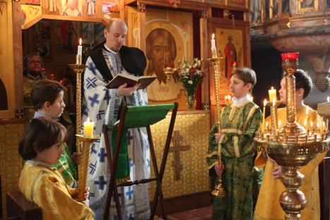 Чтение игуменом Климентом Евангелия на норвежском