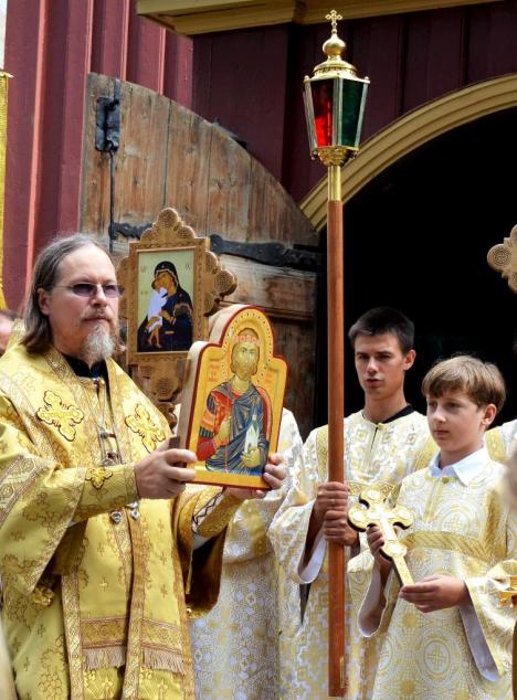 Архиепископ Марк благословляет верующих иконой вечного короля Норвегии