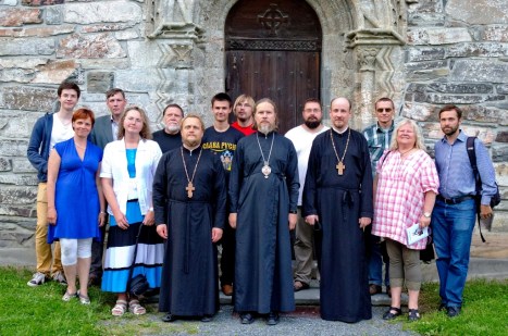 Участники молебна у стен храма в Стиклестаде