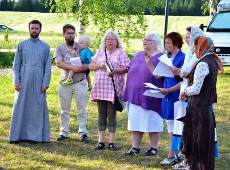 Пение сводного приходского хора во время молебна