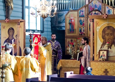 Благословение Евангелием на Божественной литургии