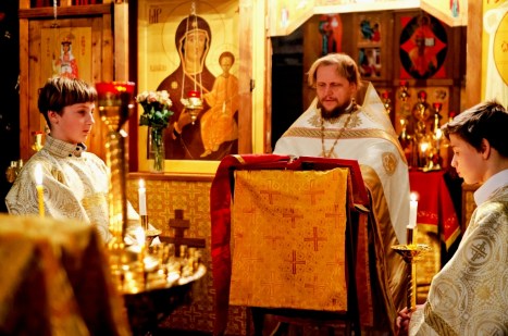 Чтение праздничного Евангелия в Рождественскую ночь