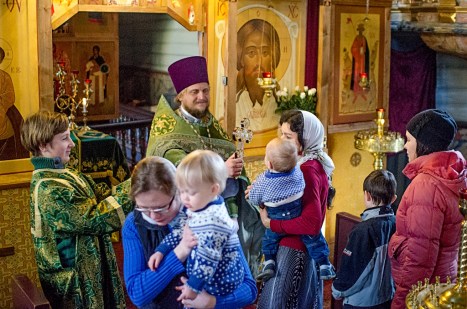 Поздравление прихожанами отца Александра с седьмой годовщиной хиротонии