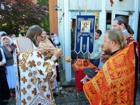 Крестный ход с мощами для храмового престола