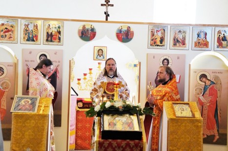 Соборное служение Божественной литургии в Хобро