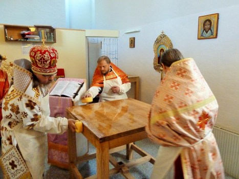 Освящение владыкой Марком престола в храме святого Николая