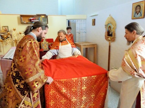 Духовенство облачает освященный престол