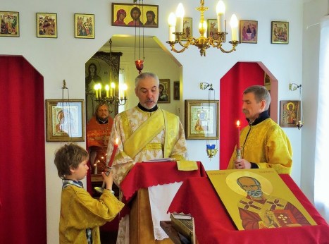 Чтение Евангелия на сербском, исландском и русском языке