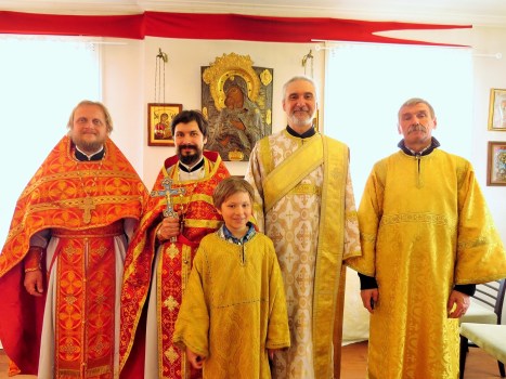 Фото у чтимого приходского образа Богородицы