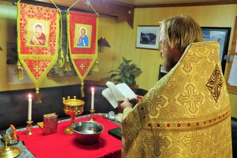 Водосвятный молебен на рыболовецком корабле