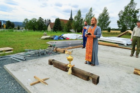 Молебен на фундаменте перед началом работ
