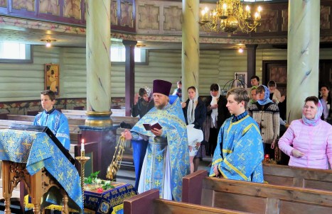 Величание Божией Матери пред плащаницей с иконой Успения