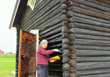 Рядовые прихожане на покраске храмовых стен