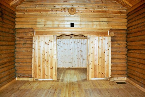 Внутренний интерьер храма в ожидании икон и утвари