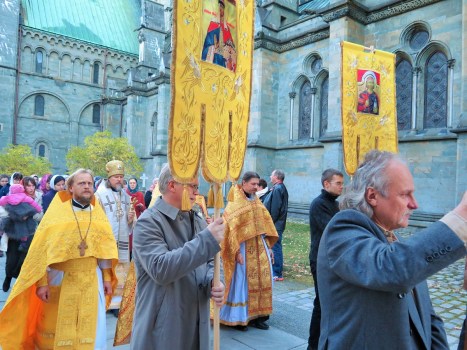 Крестный ход с иконой святого Олава вокруг Нидаросдомена