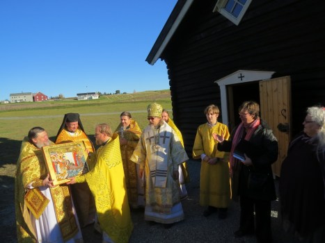 Передача протиереем Игорем Аксеновым из Выборга в дар иконы святого Олафа иерею Александру Волоханю