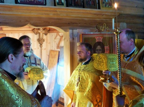 Архиерей и духовенство на Великом входе литургии