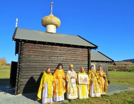 Православное духовенство после литургии у стен храма