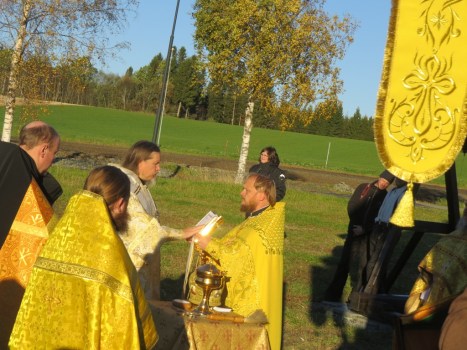 Чтение Евангелия владыкой Марком перед освящением храма