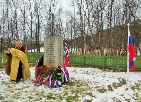 Заупокойное богослужение у памятника на братской могиле советских солдат неподалеку от Киркенесе у р.Носельва