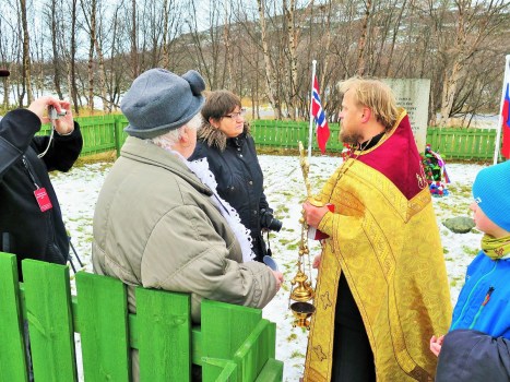 Общение с журналистами и местными норвежцами после панихиды