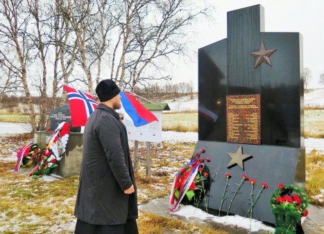 Заупокойная молитва о упамятник павшим советским воинам в Нейдене