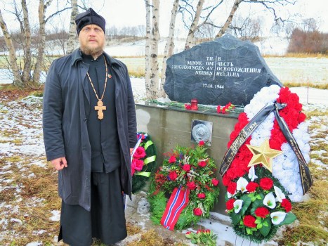 У памятника павшим за освобождение Нейдена