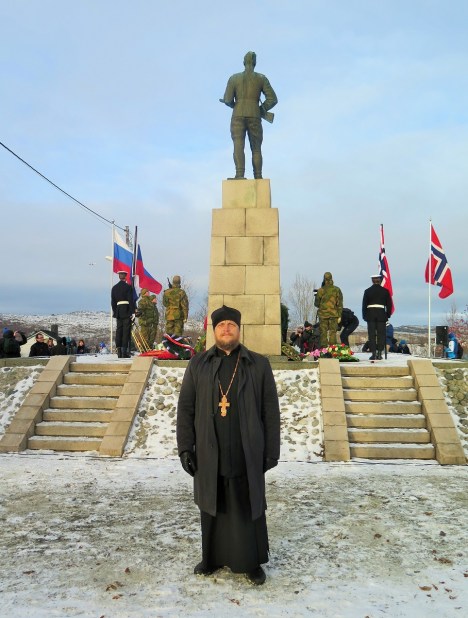 У памятника русскому воину Алеше в Киркенесе