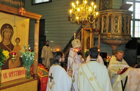 Чтение Евангелия настоятелем прихода иереем Александром