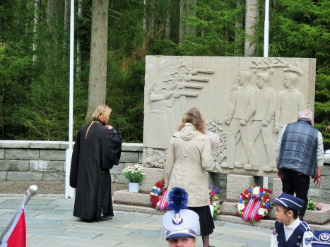 Молитва у памятника павшим патриотам и военнопленным
