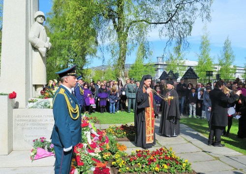 Заупокойная лития у памятника советским солдатам в Осло