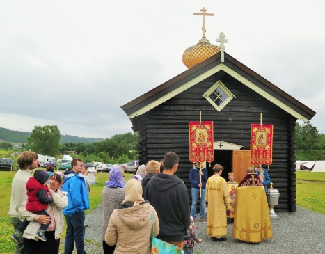 Молитва и величание святому Олафу перед храмом 