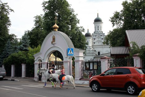 Дорога к храму Живоначальной Троицы в Хорошеве 