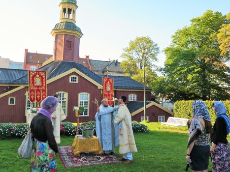 Окропление верующих святой водой