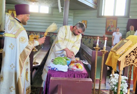 Традиционное освящение винограда и яблок