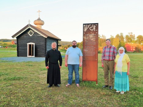 У информационного знака возле православного храма в Стиклестаде