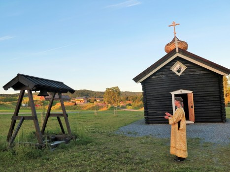 Колокольный церковный звон над холмами и полями
