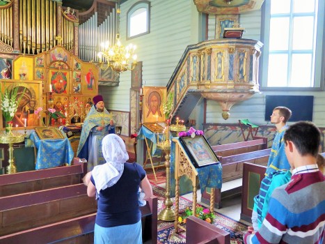 Прихожане на богослужении