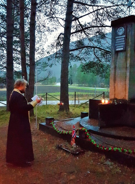 Заупокойная лития у братской могилы