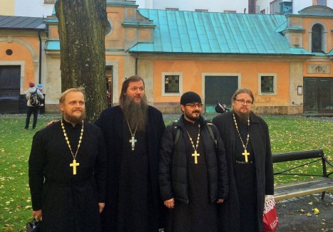 Отец Артемий Владимиров и скандинавское духовенство у стен храма