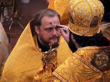 Помазание архиереем духовенства на богослужении Утрени