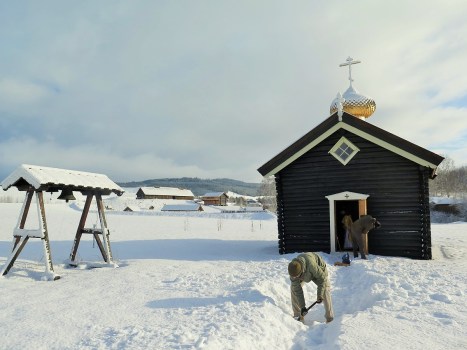 Алтарник Ваня усердно прокладывает сквозь снег путь к храму