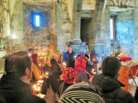 Собор молящихся за праздничной литургией