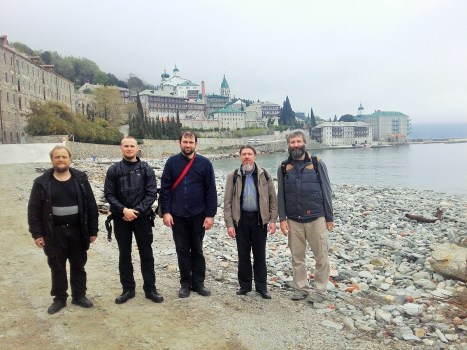 Часть паломнической группы на пешем переходе